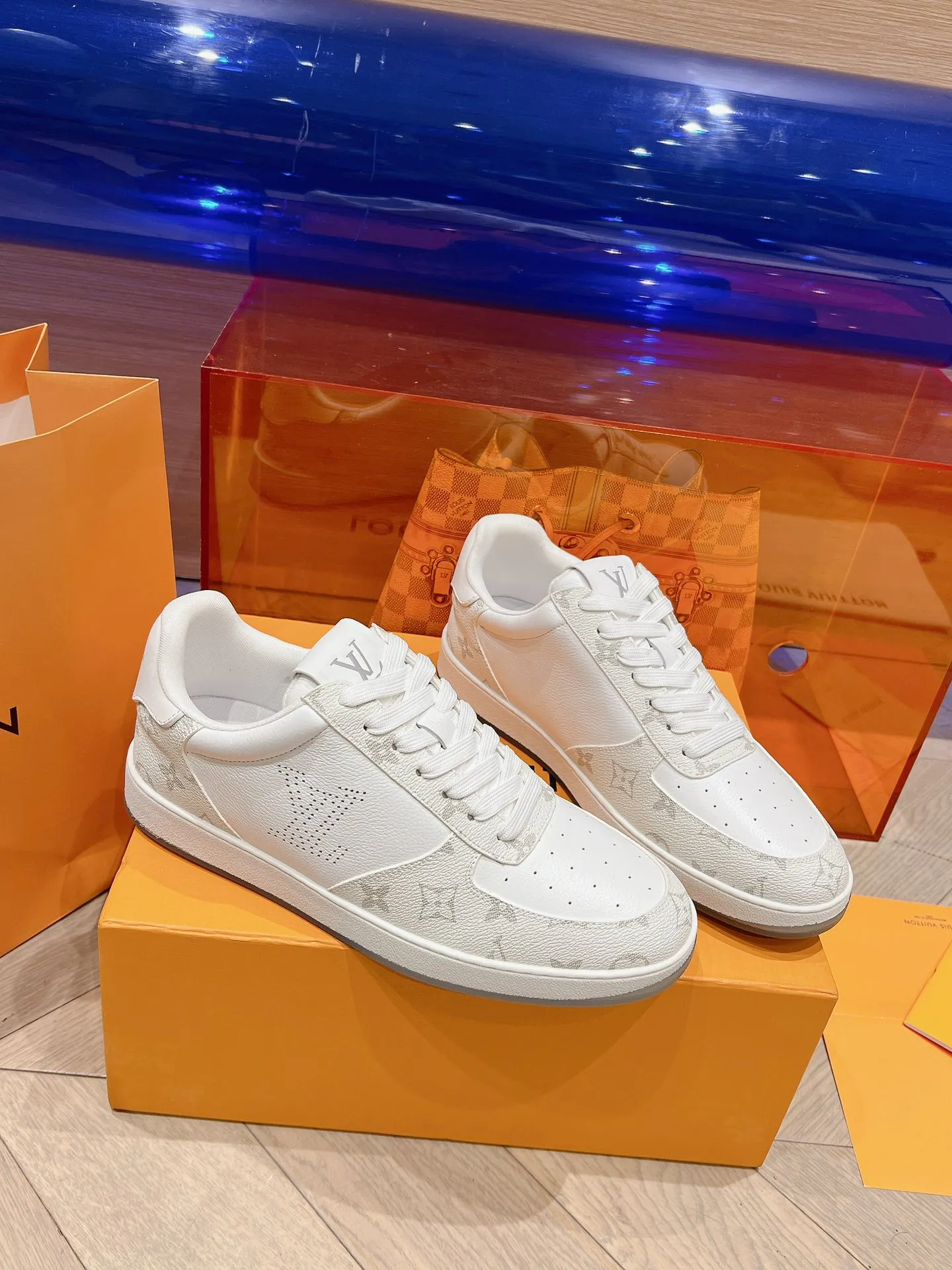 👟👟Ex-factory price 680👟👟 LV new white shoes men's letter series letter color matching pure cowhide 3D printed breathable holes men's casual business travel shoes👟full of comfort Size number: 39-45